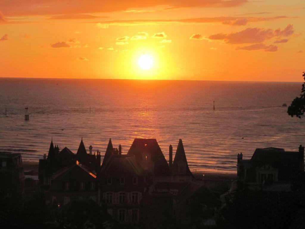 Superbe Deux Pieces Vue Mer Avec Jardin Trouville-sur-Mer Buitenkant foto